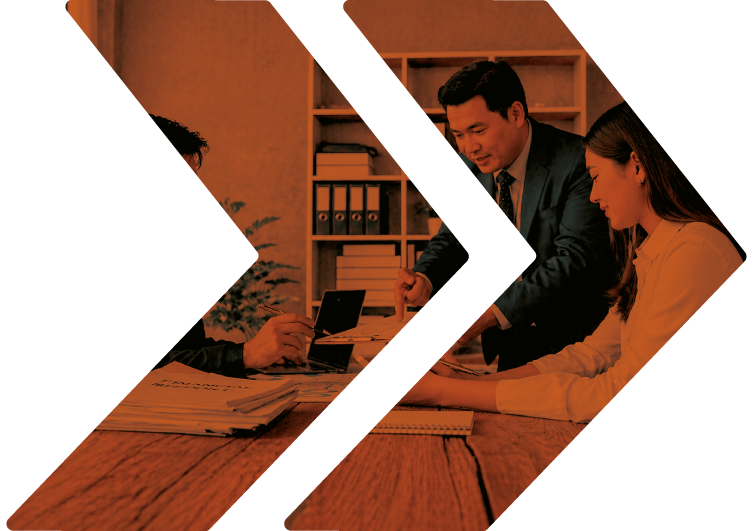 Equipo corporativo planificando estrategias logísticas y operaciones empresariales